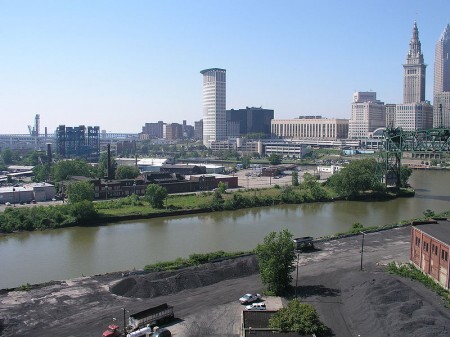 O Cuyahoga corta o centro de Cleveland.