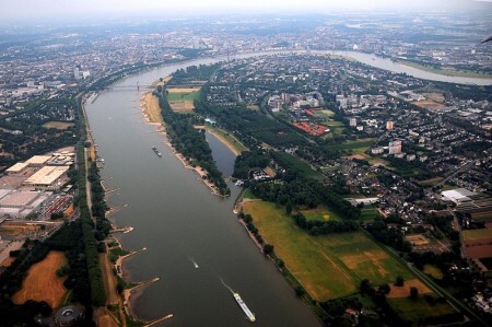 O Reno passando por Dusseldorf, Alemanha.