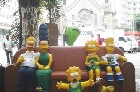 Sofá de “Os Simpsons” no centro de São Paulo