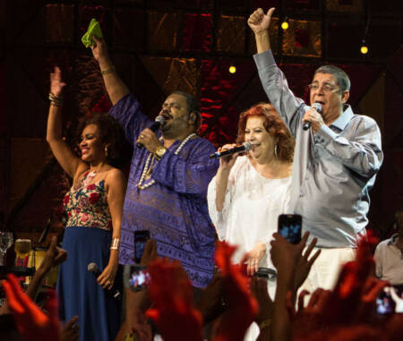 Os convidados subiram ao palco para cantar “Camarão que dorme a onda leva” (Zeca, Arlindo e Beto Sem Braço)