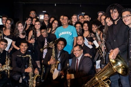 Zeca cumprimenta os integrantes da banda antes do show começar