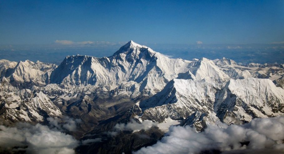 O Monte Everest, que fica na fronteira entre a China e o Nepal