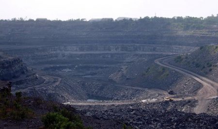 O consumo humano de energia e alimentos tende a esgotar os recursos naturais do planeta em cada vez menos tempo. Na foto, uma mina de carvão em Jharkhand, Índia.