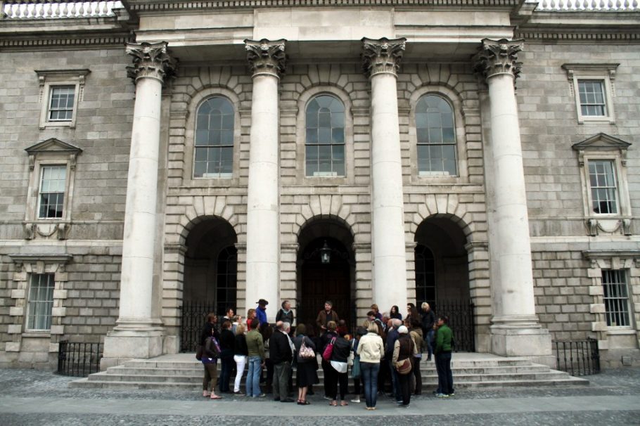 A rota etílica e literária para em endereços como a Trinity College, universidade da capital da Irlanda 