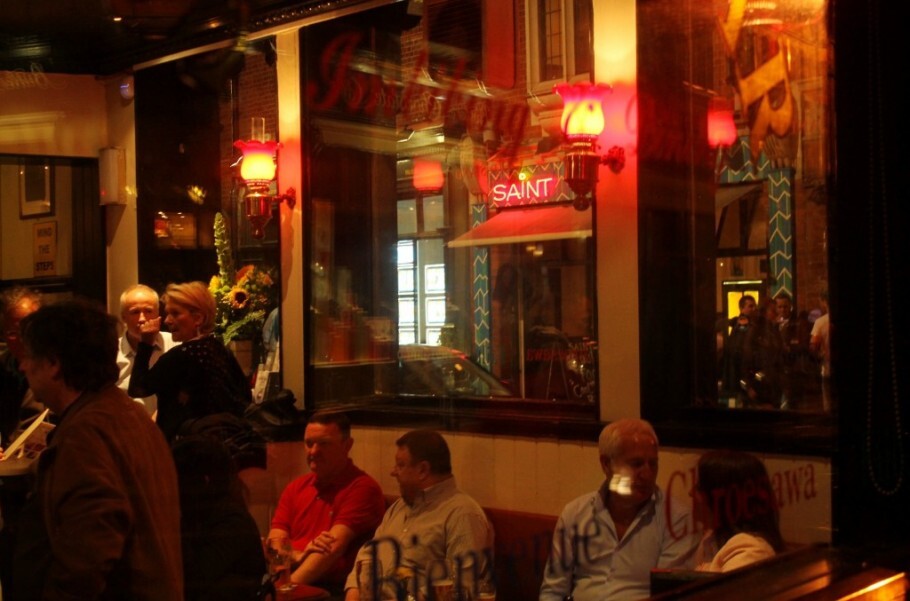 Interior do Old Stand, um dos pubs da rota literária de Dublin