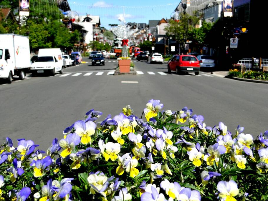 Vista da avenida Borges de Medeiros, a principal de Gramado (RS)