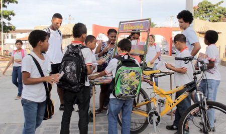 Os livros chegam de bicicleta até comunidades do entorno de Salvador