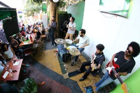 A proposta do hostel na Vila Madalena é presentear os visitantes com música boa e comidinhas de dar água na boca