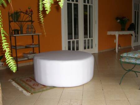 Os pufes são feitos com garrafa PET e revestidos com couro sintético (Imagem: Divulgação)