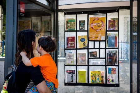 Livros à disposição de quem espera pelo ônibus, em BH