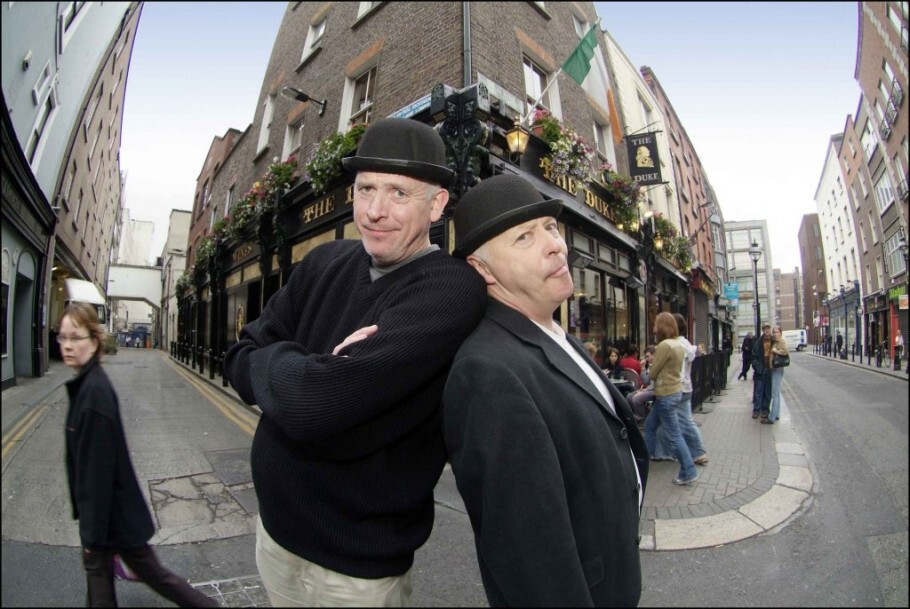 Atores do “Literary Pub Crawl”, tour literário por pubs históricos de Dublin, na capital da Irlanda