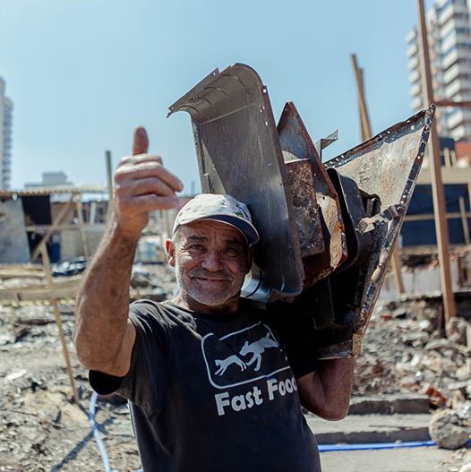 Heleno está tentando reerguer sua casa, destruída em incêndio recente no Morro do Piolho