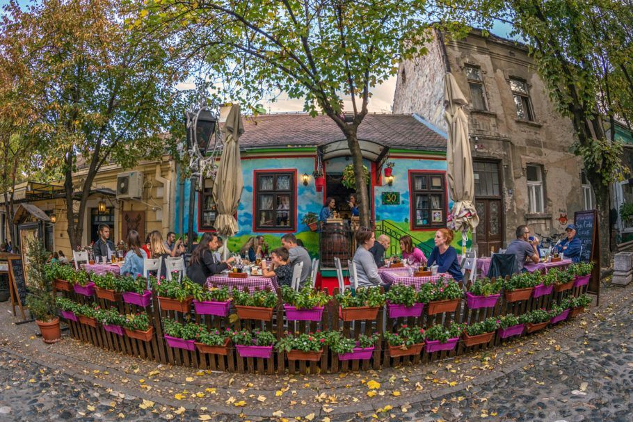 Restaurante em rua do bairro de Skadarlija, um dos redutos da boemia em Belgrado