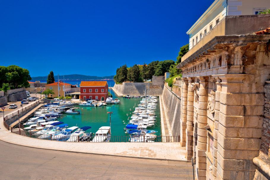 Vista do portão de entrada da cidade de Zadar com a baía de Fosa ao fundo