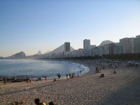 Praia de Copacabana será cenário de caminhada no Rio