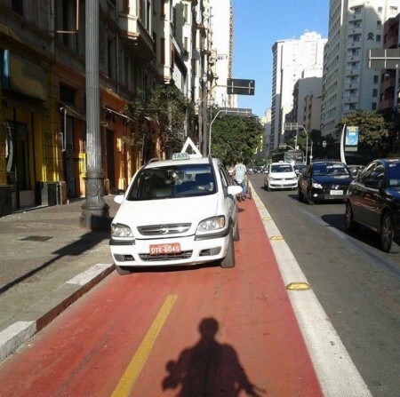 Medida pretende evitar acidentes causados pela invasão de veículos em áreas da cidade destinadas aos ciclistas.