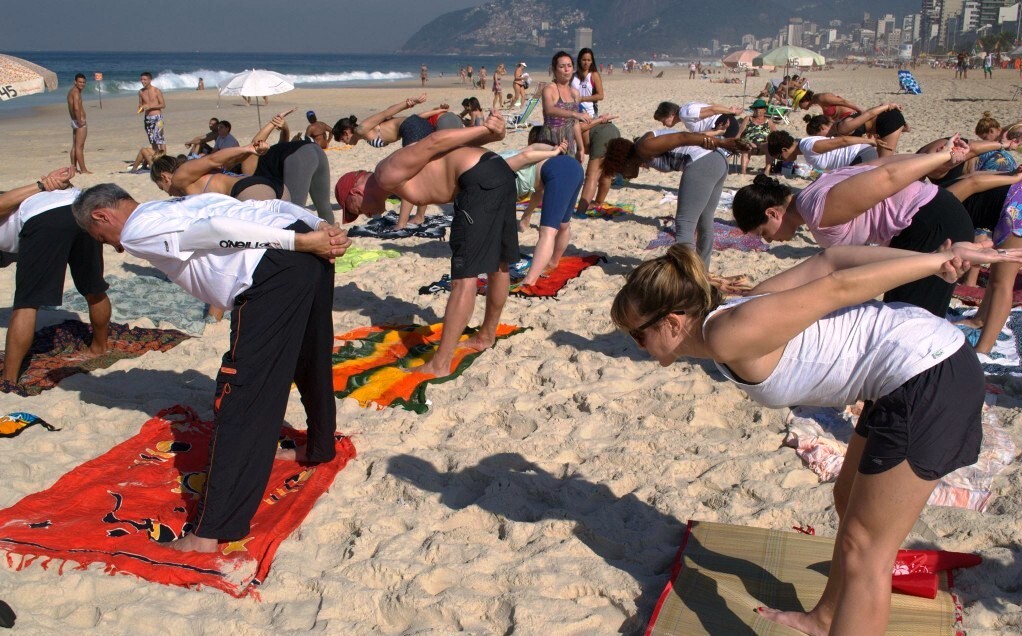 Como praticar yoga na praia - Imobille