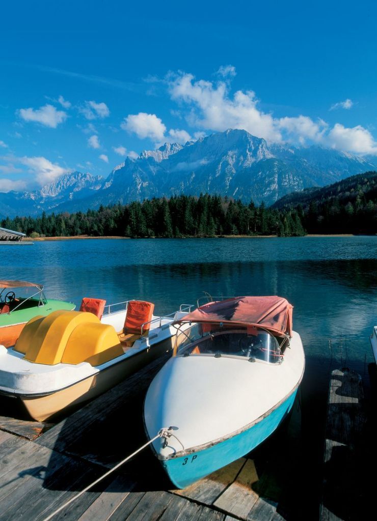 Vista do lago Lautersee e as montanhas de Karwendel, próximo a Mittenwald
