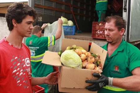 “Câmbio Verde” troca lixo reciclável por comida