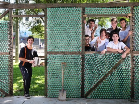 Estudantes estão construindo residência sustentável no pátio da escola