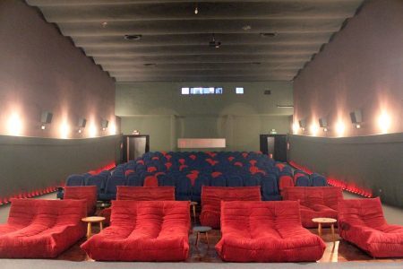 Após reforma, o Cinesala Sabesp ganhou duas fileiras com sofás hiper-confortáveis, entre outros mimos