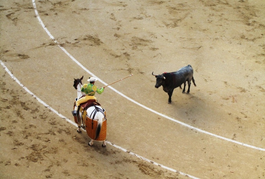 (Foto: Felipe Franco). Momento em que o cavaleiro se prepara para cravar a lança na nuca do touro