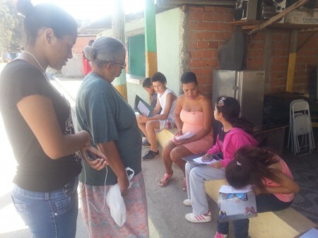 Moradores ensinam aos alunos e vice-versa. Todo mundo tem algo a aprender e a ensinar