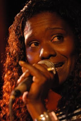 A cantora Cassiana Pérola Negra é uma das convidas deste domingo, 5