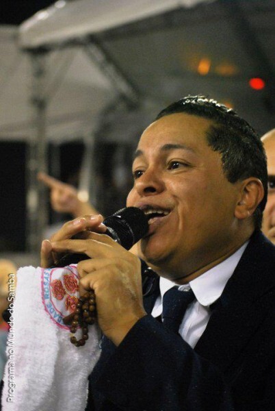 O intérprete Darlan Alves comanda o samba no Vila Seu Justino aos domingos