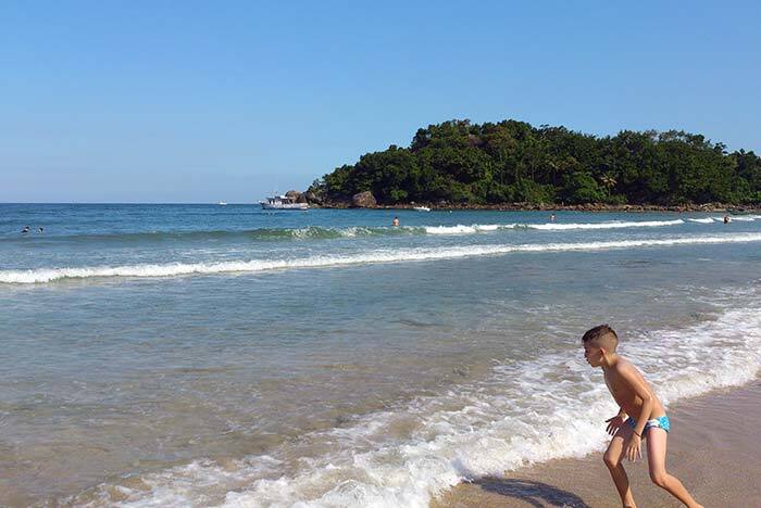 Durante os dias e tardes ensolaradas, famílias que moram nas proximidades também aproveitam a Prainha Branca