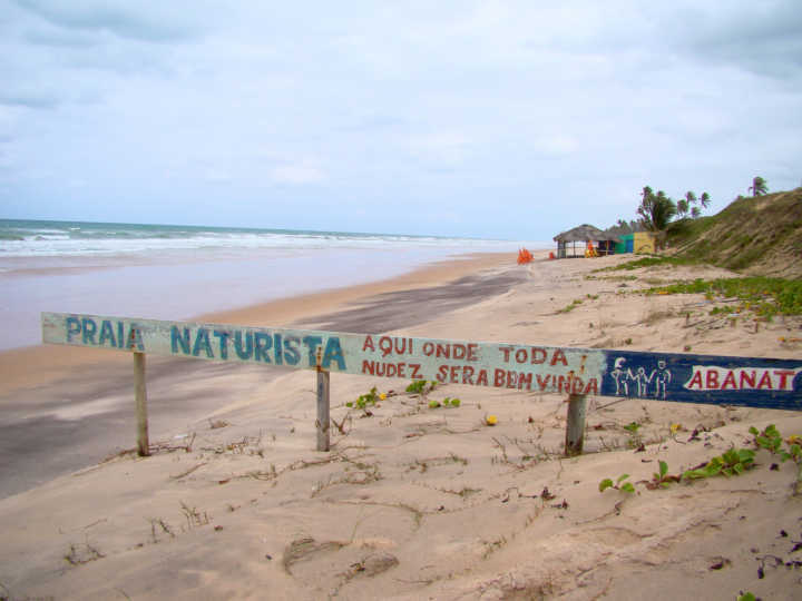 Entrada da área naturista na praia de Massarandupió, na Bahia