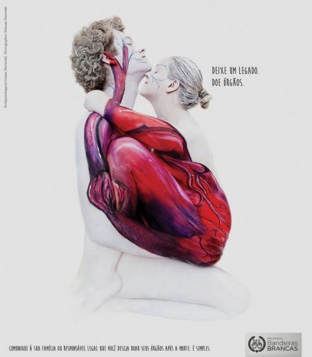 Para estimular a doação de órgãos, dois publicitários brasileiros, Brunno Barbosa e Alexsander Brunello, e uma artista alemã, Gesine Marwedele , lançaram o Movimento Bandeiras Brancas. Para chamar a atenção das pessoas, criaram um cartaz bem criativo, em que dois corpos formam um coração.