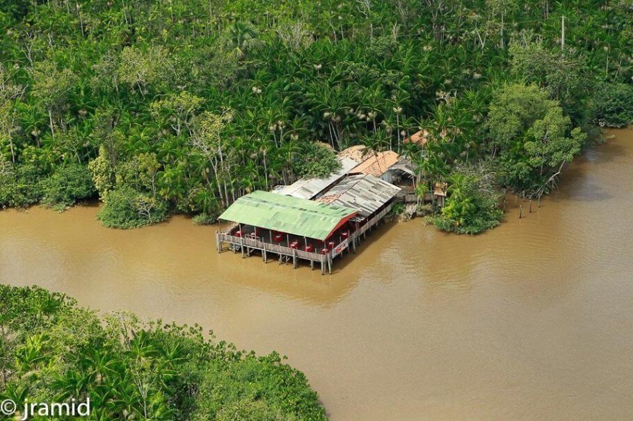 Vista aérea do Bar do Boá, na ilha de Combu, que fica bem em frente à capital paraense