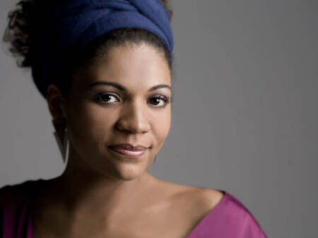 Luciana apresenta o repertório cantado por Jovelina