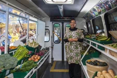 O ônibus itinerante vende frutas, legumes e verduras