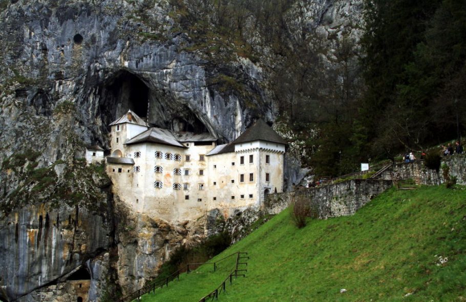 Vista do Castelo de Predjama, construído em uma montanha na Eslovênia