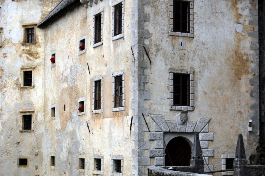 Detalhe da fachada do Castelo de Predjama, na Eslovênia