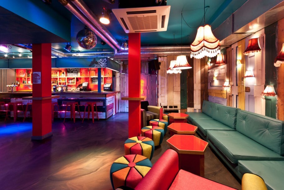 LONDRES: O Clink78 funciona no interior de um antigo tribunal e combina o estilo vitoriano com decoração moderna. Diárias a partir de R$ 243