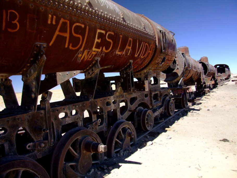 O cemitério de trens abandonados, a um km da cidade do Uyuni, é uma das primeiras paradas do tour pelo salar