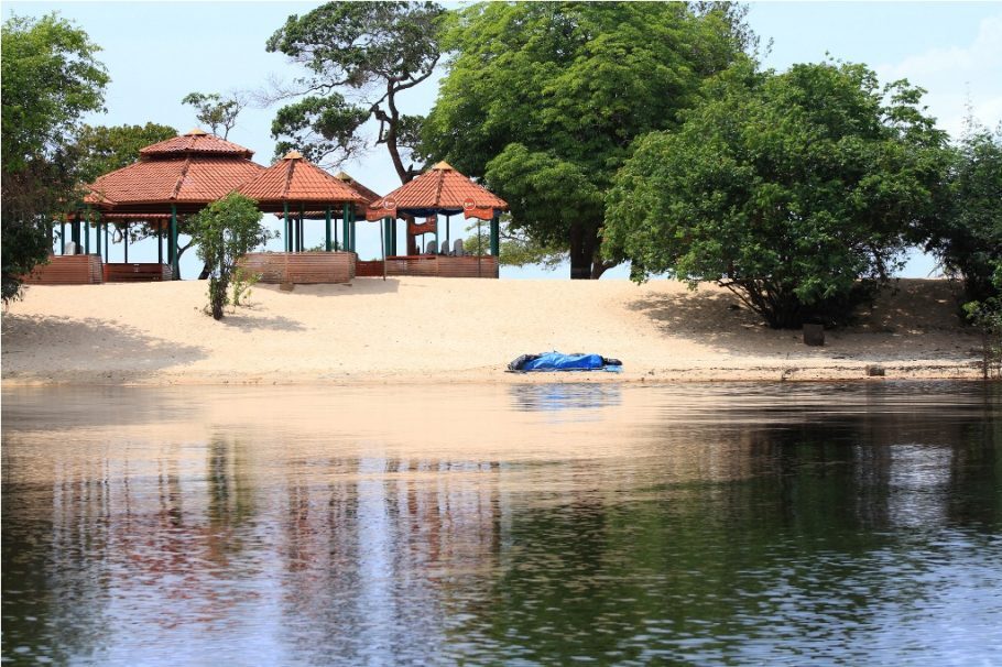 A praia do Tupé, a 34 quilômetros de Manaus, é bastante procurada por banhistas nos feriados e finais de semana