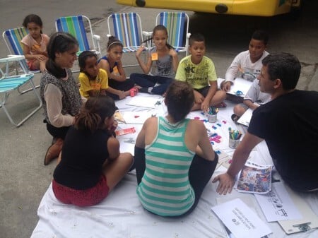 Crianças participam de uma oficina na Vila Maria