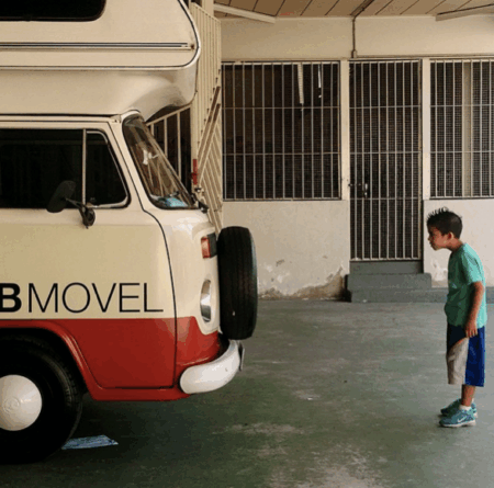 O público-alvo é variado. A Kombi leva programação cultural para crianças e adultos