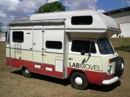 Uma Kombi que vira auditório para palestras e até cinema ao ar livre