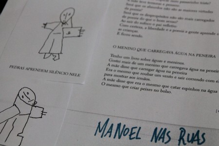 Poesias são coladas em muros, declamadas na rua ou entregues nas mãos de transeuntes