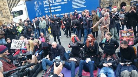 Segundo manifestantes, parlamentares não devem decidir sobre gostos pessoais e fetiches das pessoas, especialmente das mulheres