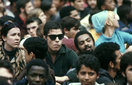 Chico Buarque e Gilberto GIl presentes na passeata dos “Cem mil” que aconteceu no Rio de Janeiro