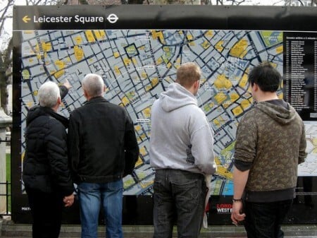 Em Londres, projeto de sinalização facilita o deslocamento de pedestres