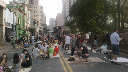 Um dos protestos organizados pelo grupo Aliados do Parque Augusta em frente aos portões do parque