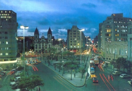 Praça fica próxima à conclusão do desfile.