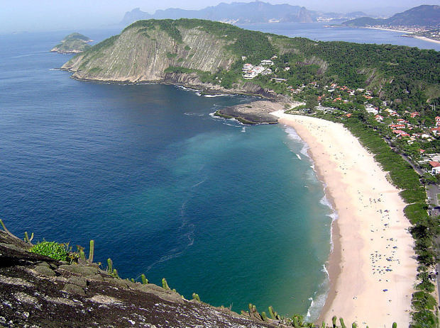 Itacoatiara é uma das mais belas faixas de areia de Niterói, no Rio de Janeiro